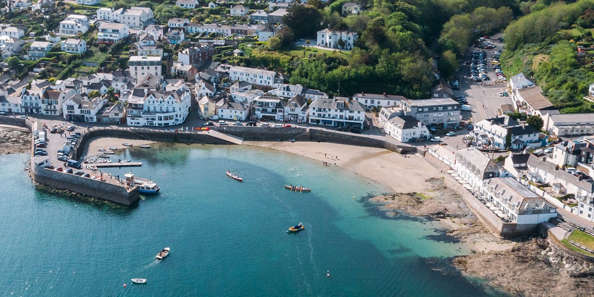 travel-to-st-mawes-24-hours-greenbank-hotel-idles-beach
