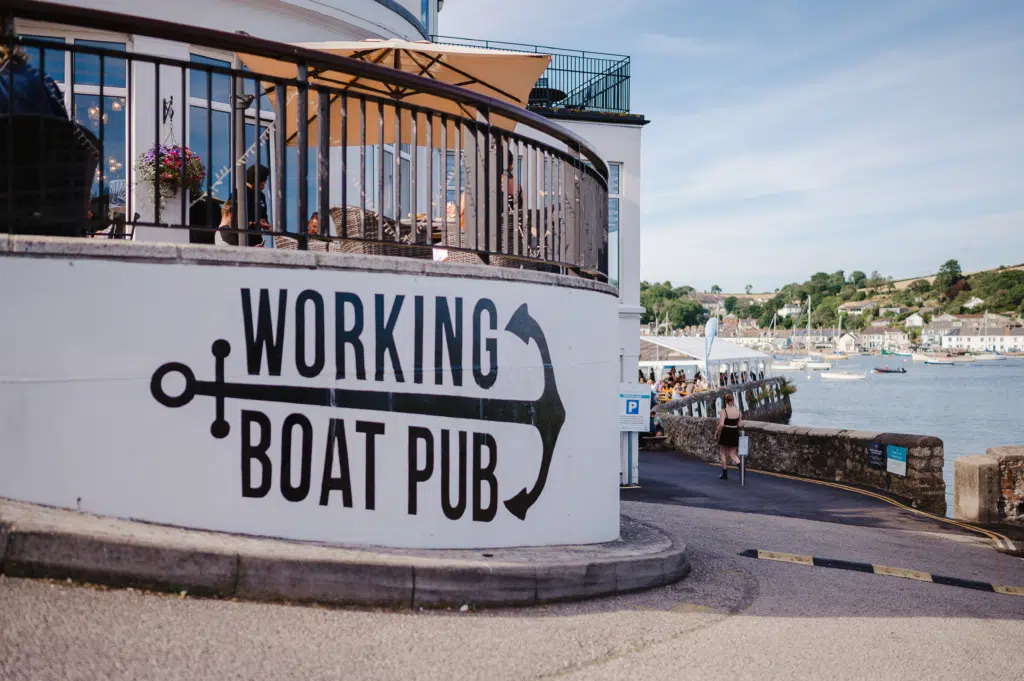 dog-friendly-pub-autumn-cornwall